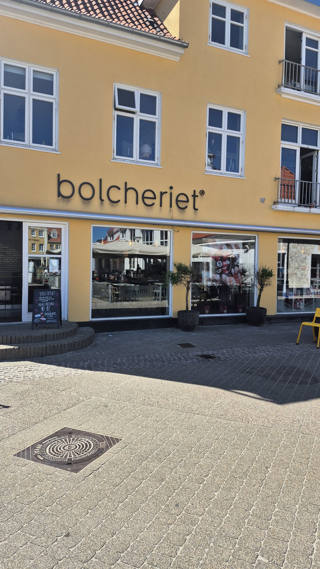Bolcheriet i Løkken – den gule butikkfasaden i gågata en solrik sommerdag.