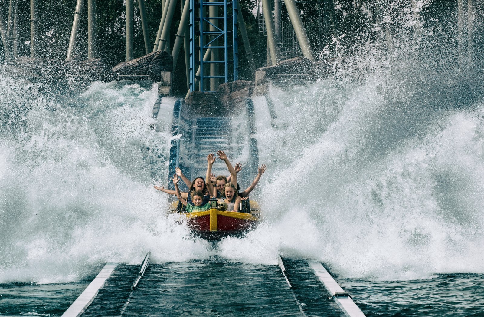 Skatteøen Båt med gjester som lager stort vannsprut i Skatteøen water coaster i Djurs Sommerland.