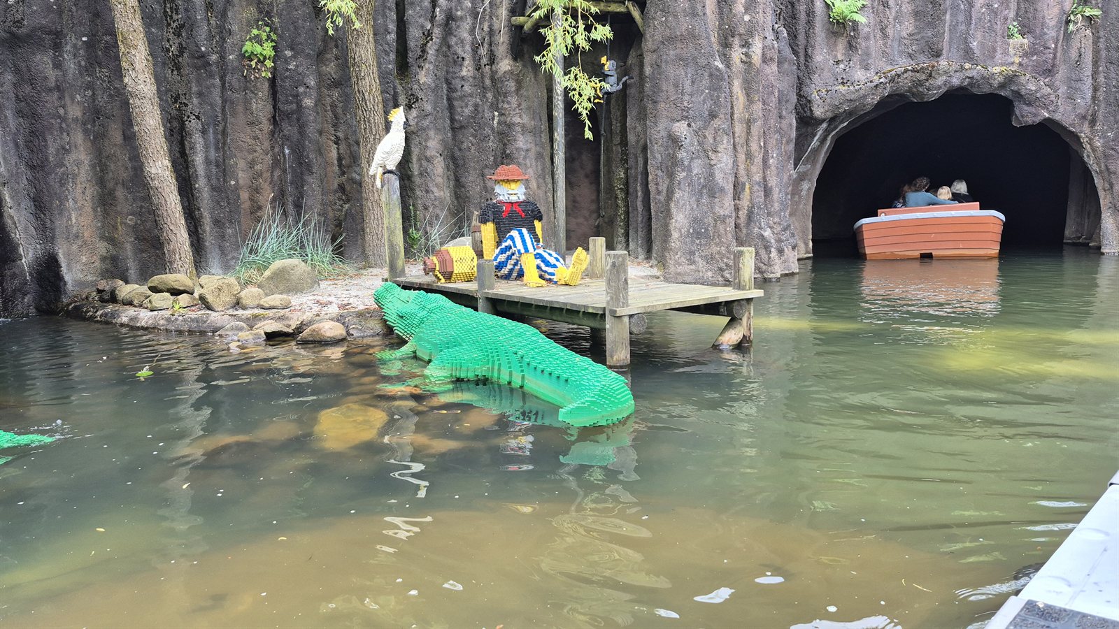 Lego-krokodille i vannet ved båtturen gjennom grotten på Legoland Billund.