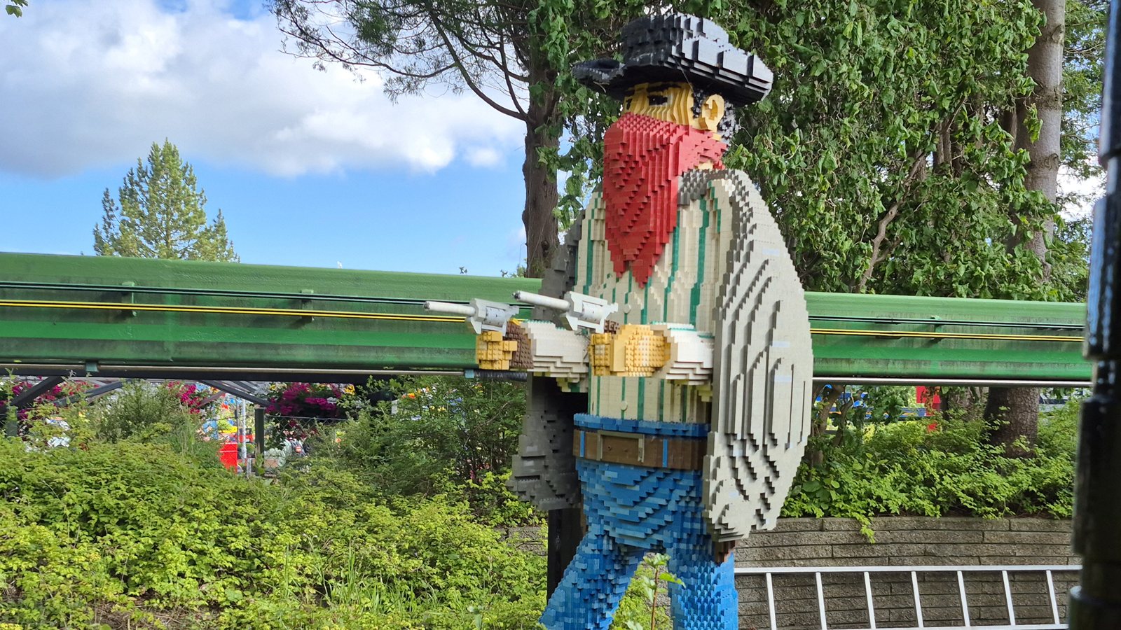 Stor cowboy bygget i LEGO-klosser i Western-området på Legoland Billund.