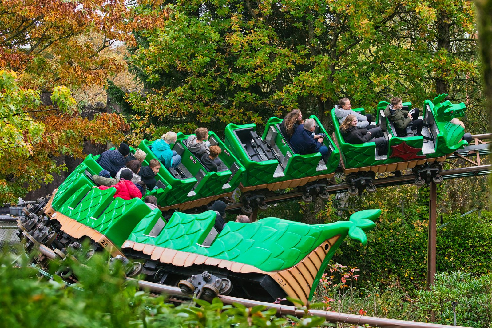 Berg-og-dal-bane i fart gjennom Legoland Billund.