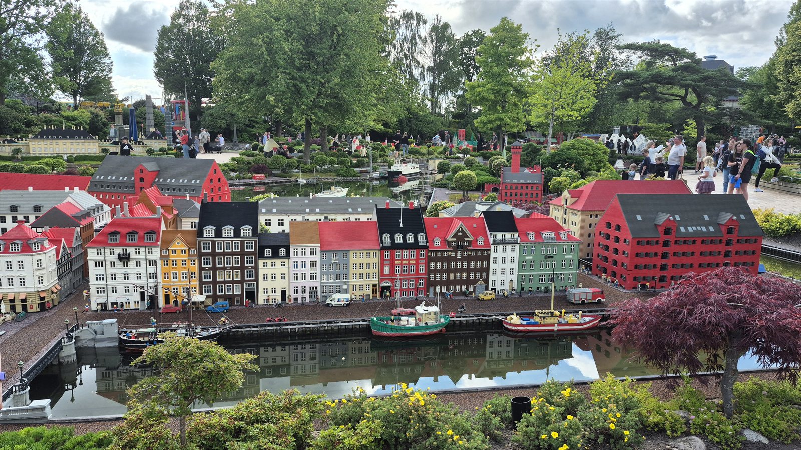 Nyhavn i København gjenskapt i LEGO med fargerike hus, kanal og båter i Miniland på Legoland Billund.
