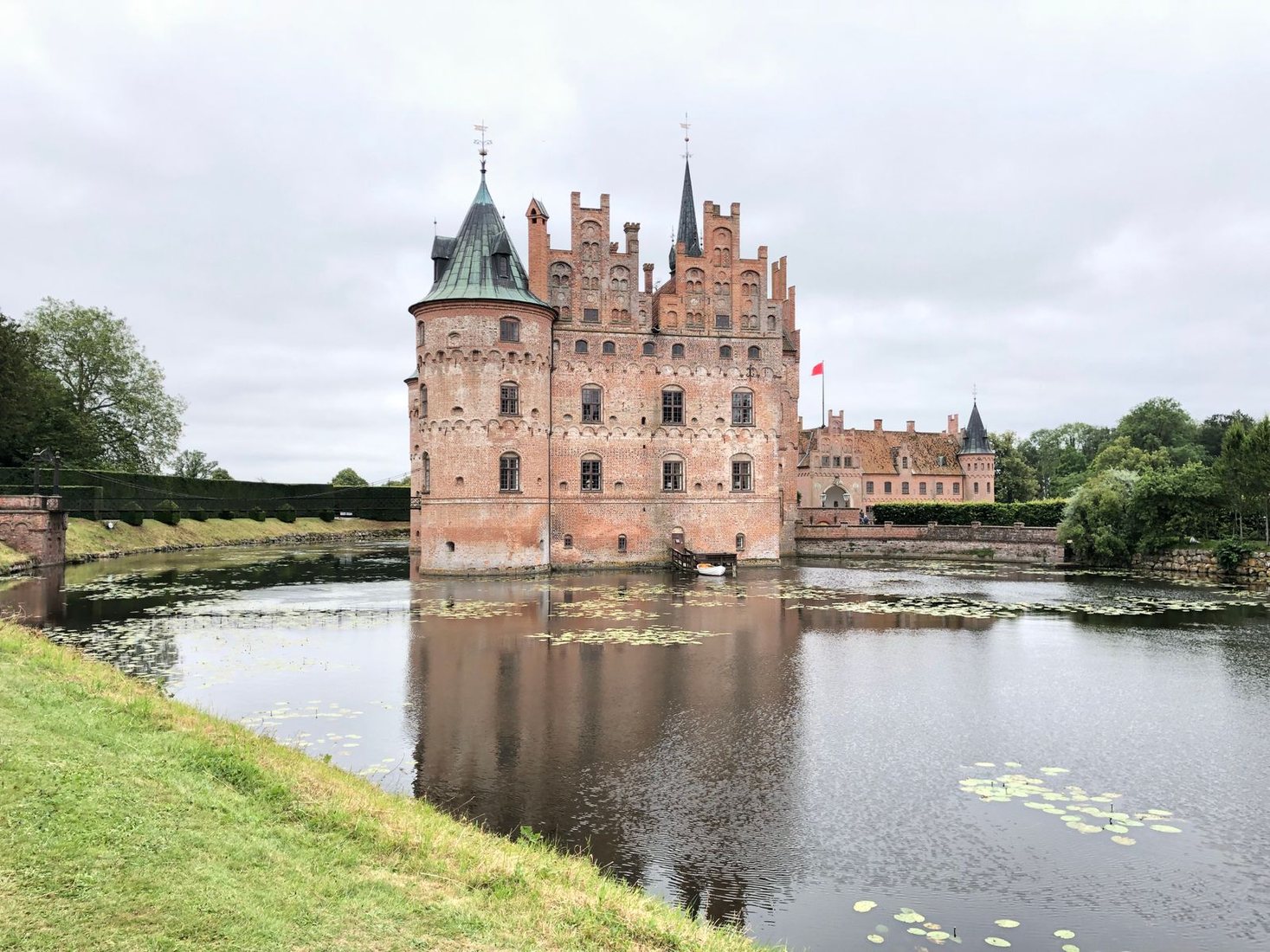 Egeskov slott speilet i voldgraven.