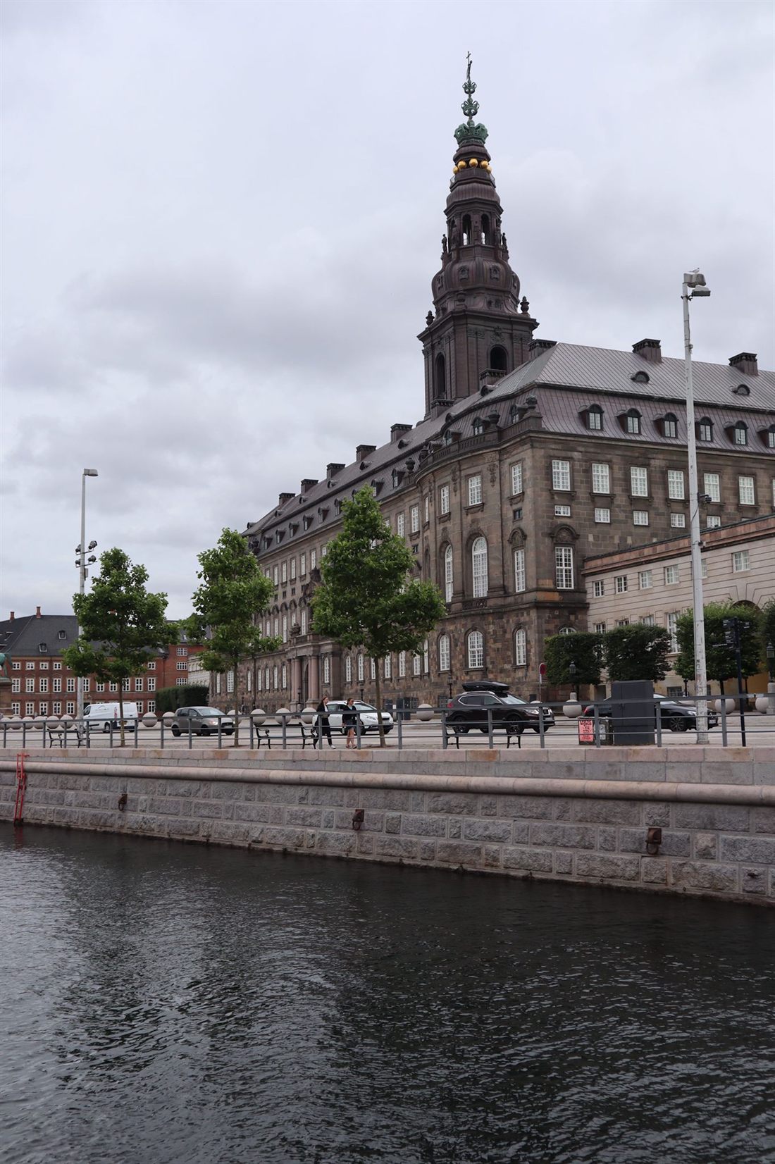 Christiansborg Slot med sitt tårn, sett over kanalen i København.