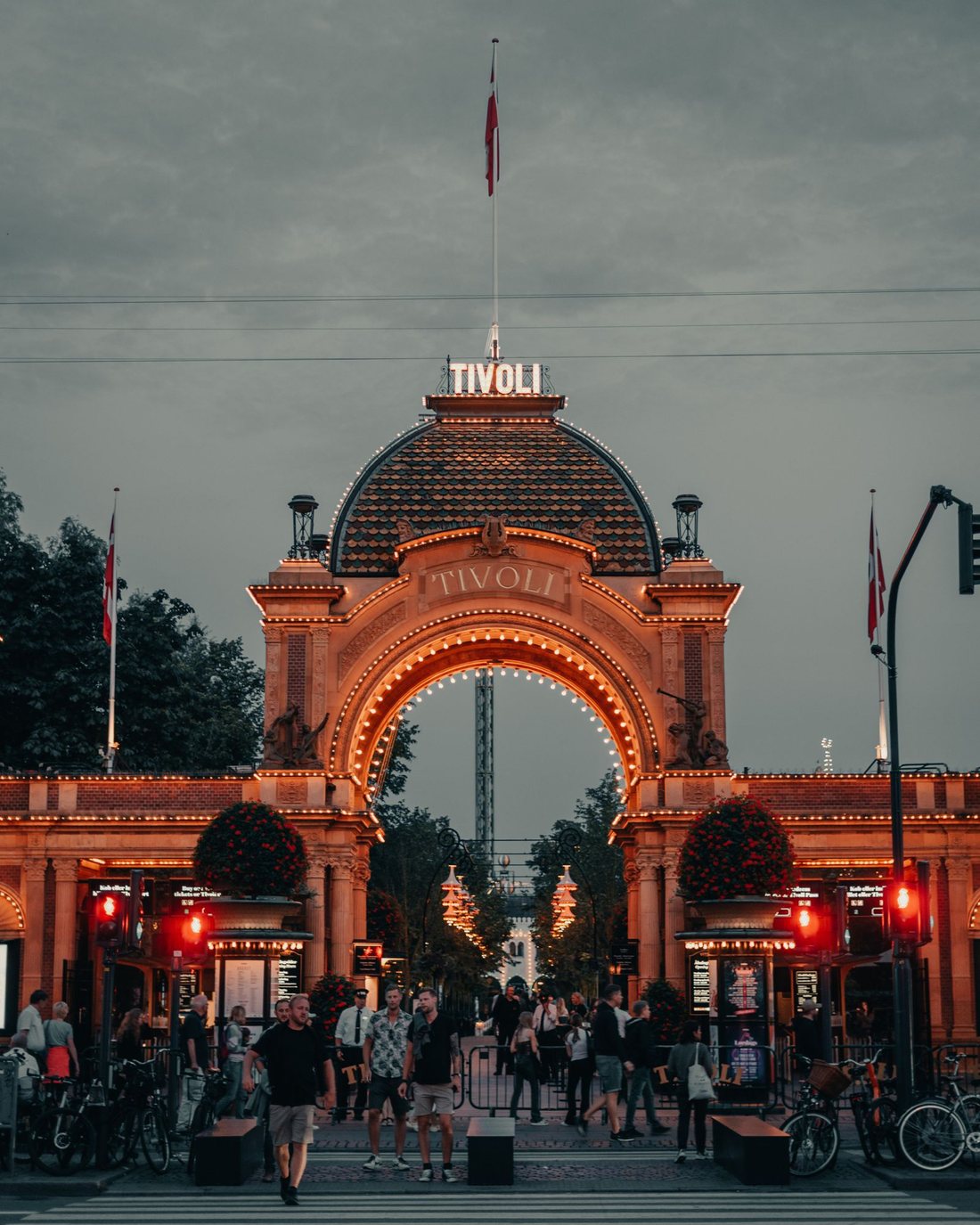 Tivolis opplyste inngangsport i København en kveld.