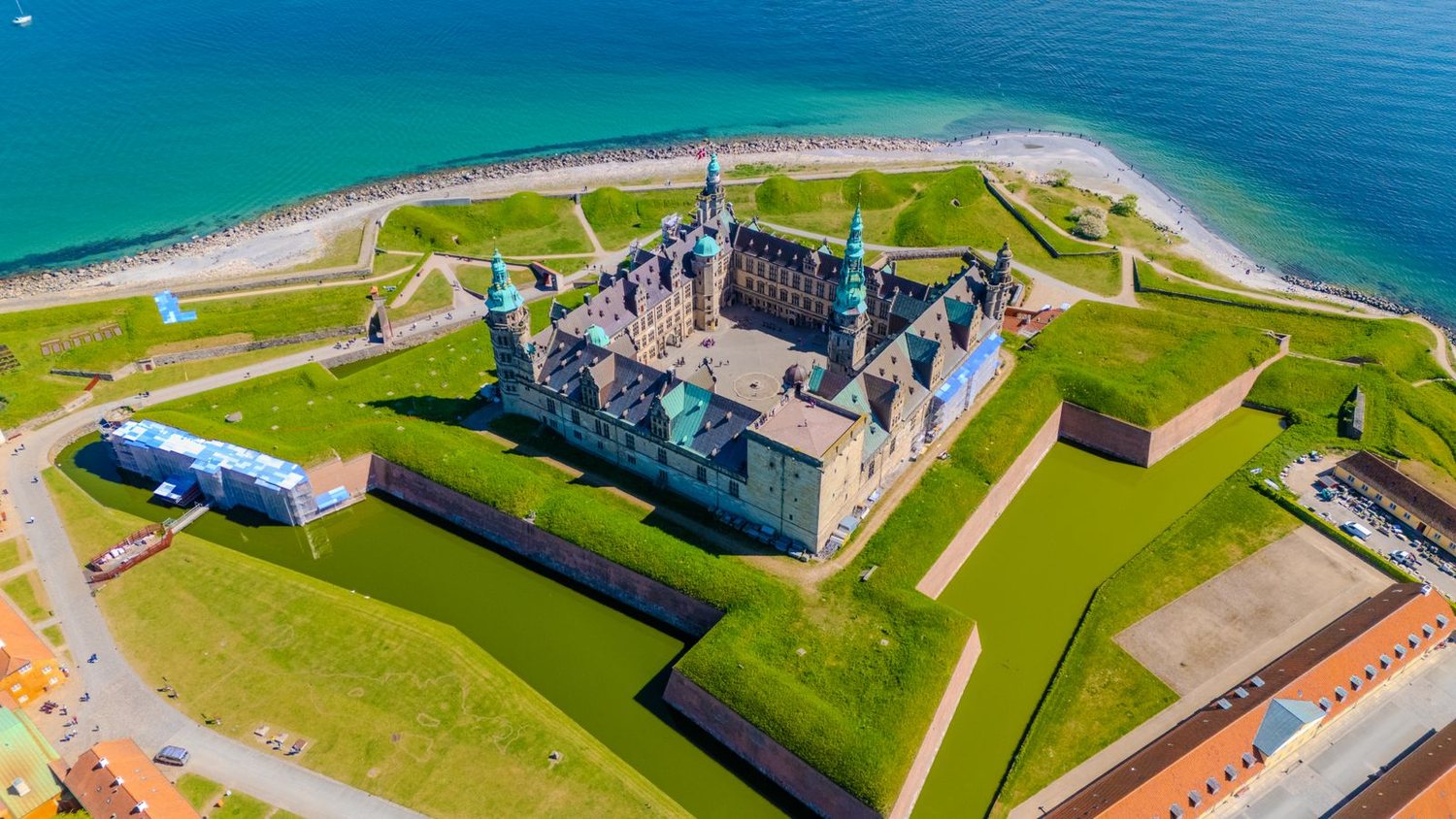 Kronborg slott sett fra lufta, med voller og Øresund rundt.