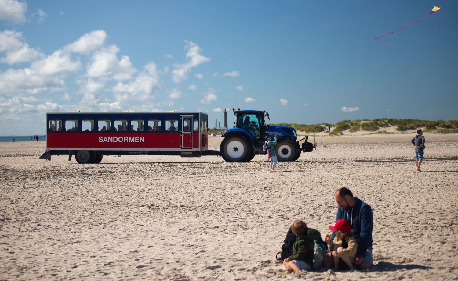 Sandormen, traktorbussen ut til Grenen, på stranden i Skagen.