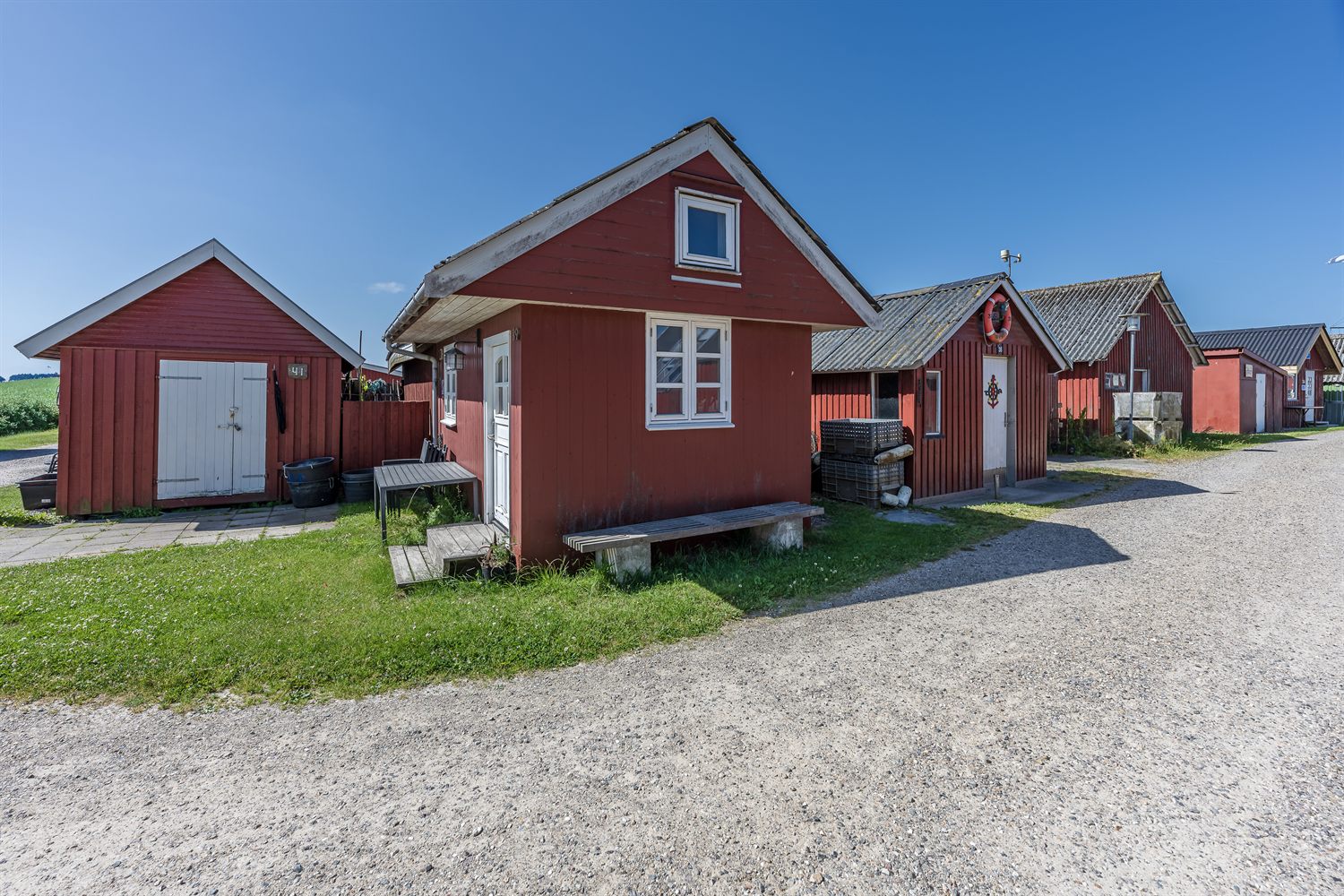 Røde fiskerhytter ved kysten i Det Sydfynske Øhav.